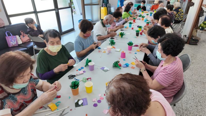 銀髮巧手舞春風, 銀髮巧手舞春風,